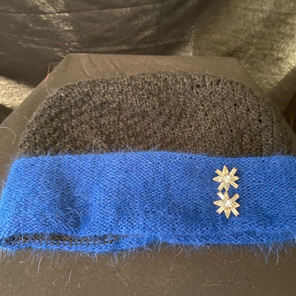 Hand knit black merino wool and blue angora wool hat with vintage pins - Picture 4 of 4